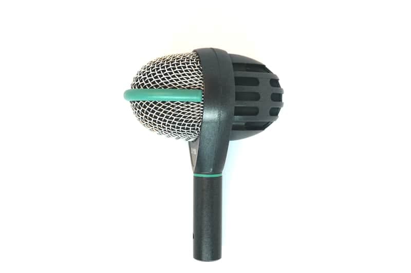 AKG D112 Large-Diaphragm Dynamic Kick Drum Microphone w/ AKG Stand Adapter