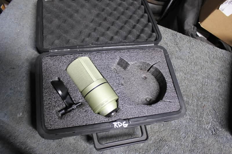 MXL 990/ Condenser Mic with Case and One Mount