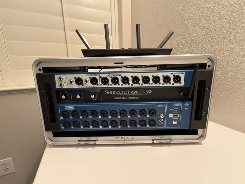Soundcraft Ui24R 24 / 4U case / Router / AC Power Bundle