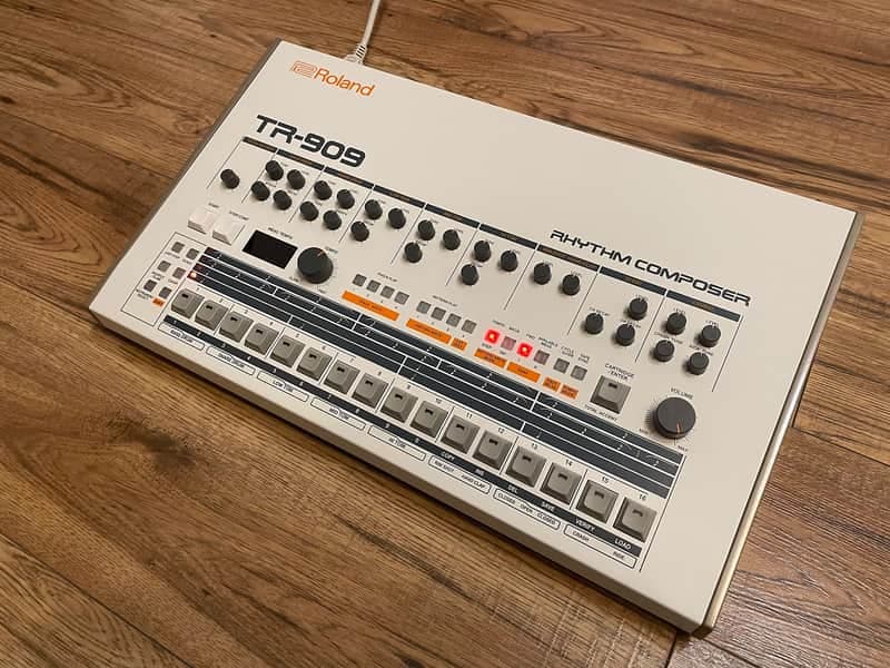 Roland TR-909/ Steda SR-909 👊