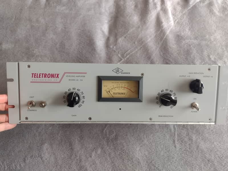 Universal Audio LA-2A Leveling Amplifier / Optical Compressor 2000 - Present - Gray