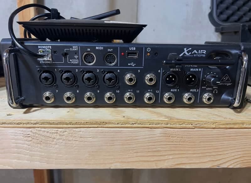 Behringer X Air XR12 12-Input Tablet-Controlled Digital Mixer 2015 - Present - Black