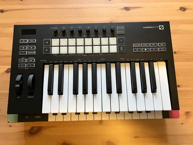 Novation Launchkey 25 MKIII MIDI Keyboard Controller 2020 - Present - Black