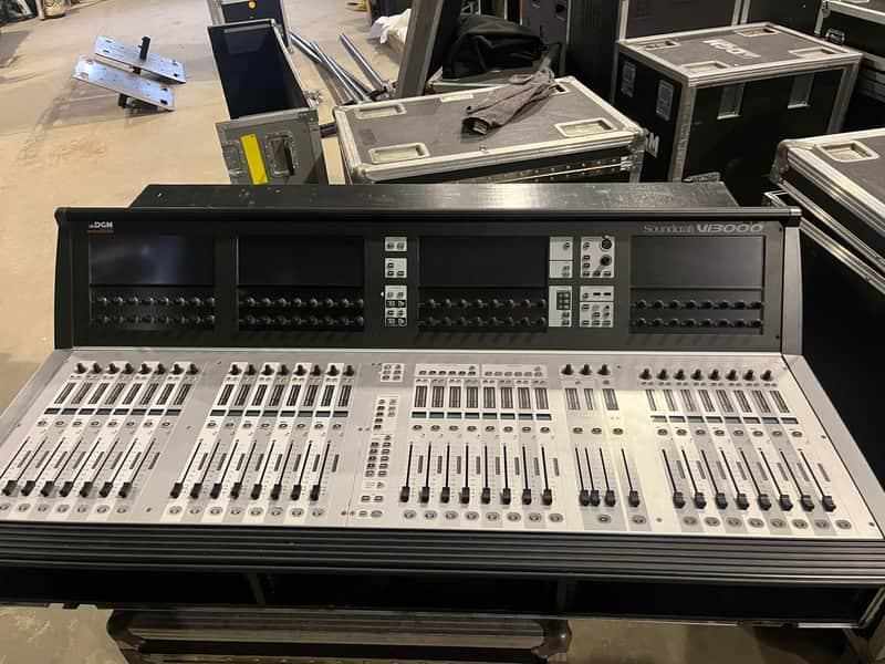 Soundcraft Vi3000 96-channel Digital Mixer w/Flight Case