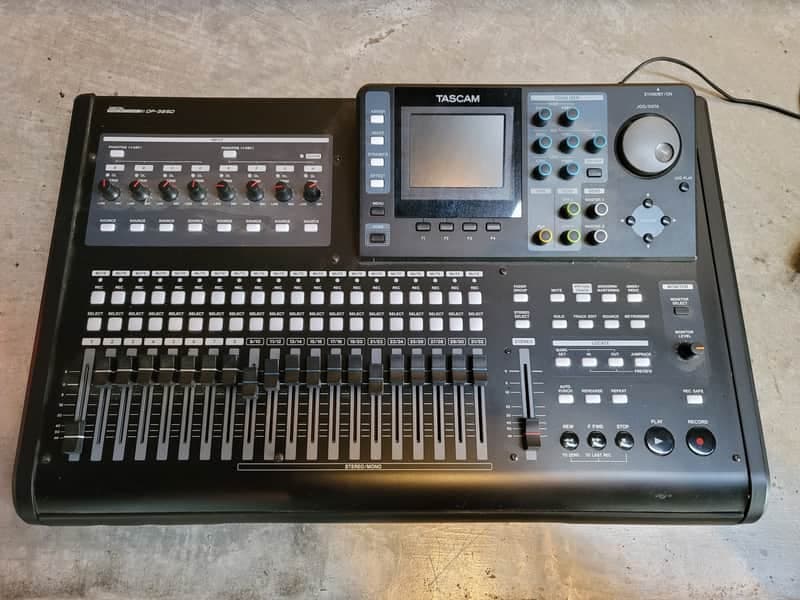 TASCAM DP-32SD 32-track Digital Portastudio 2014 - Present - Black
