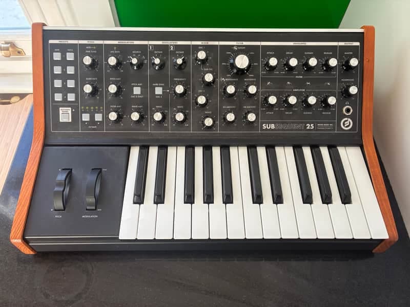 Moog Subsequent 25 Analog Synth + case