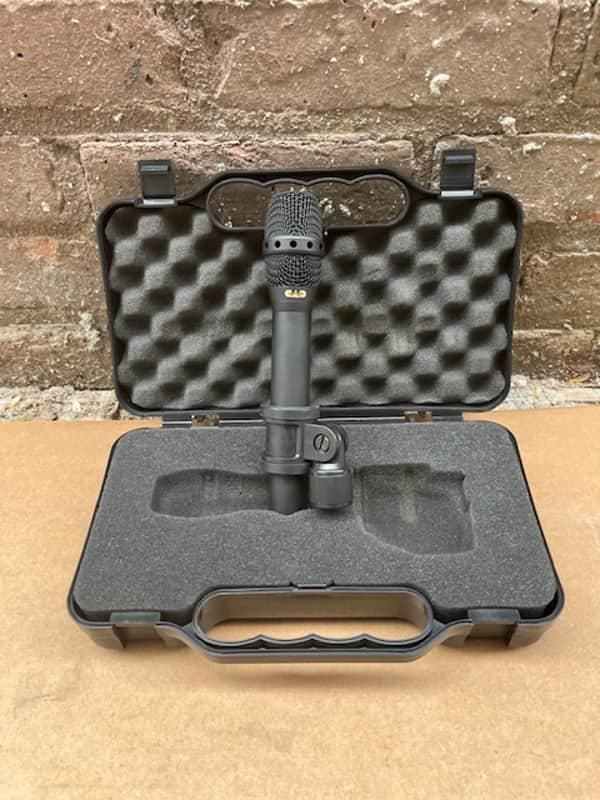 CAD E1000 Microphone W/ Case SN: 42897 - Black