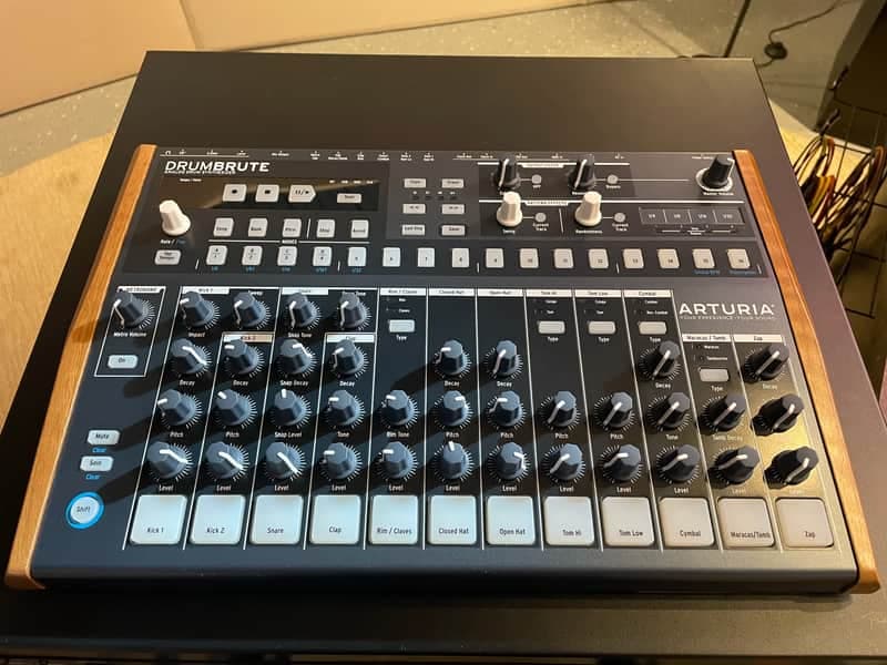 Arturia DrumBrute ORIGINAL 2017 - 2021 - Black - 8 Outputs ANALOG
