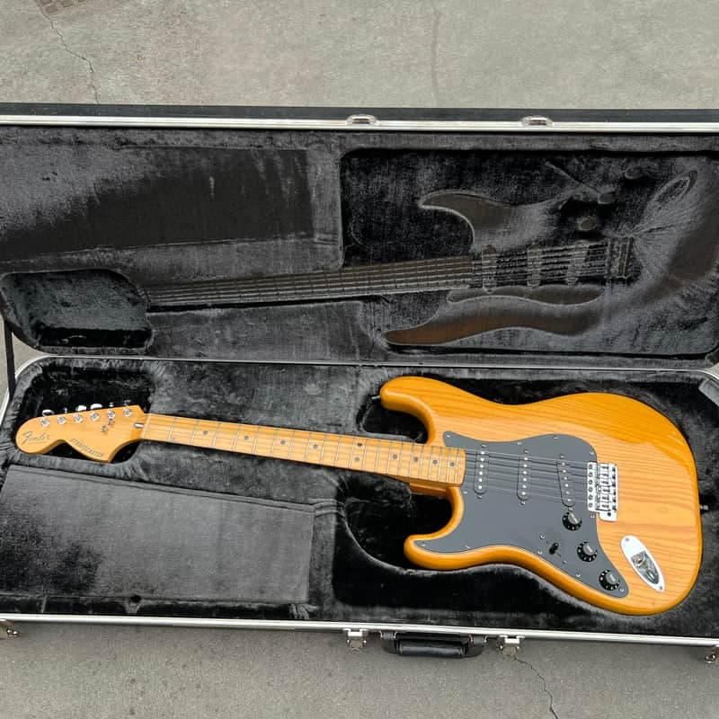 Fender Stratocaster Left-Handed with 3-Bolt Neck, Maple Fretboard 1977 - Natural
