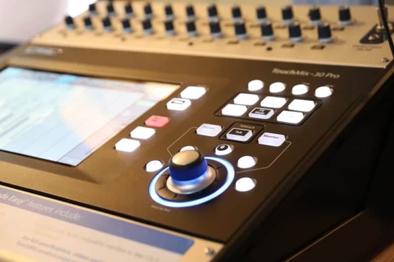 QSC Touch mix pro 30