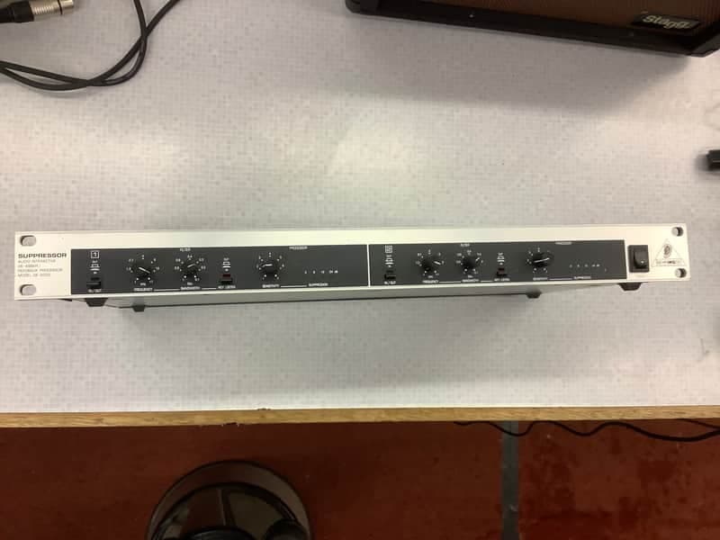 Behringer DE2000 Feedback suppressor Pre owned