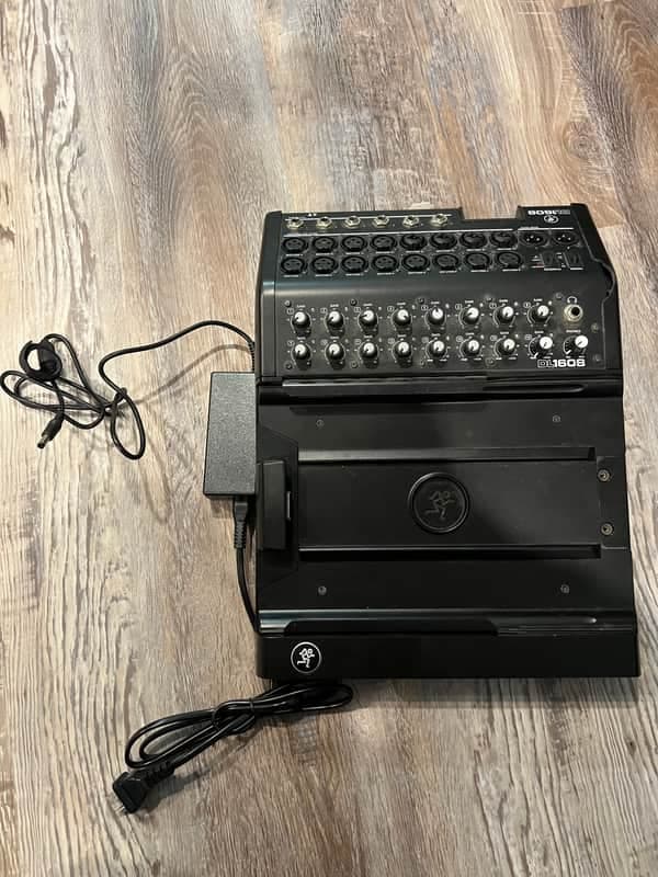 Mackie DL1608 16-Channel Wireless Digital Mixer with 30 pin and lightning adaptor