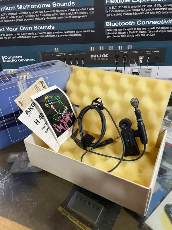 AKG C408