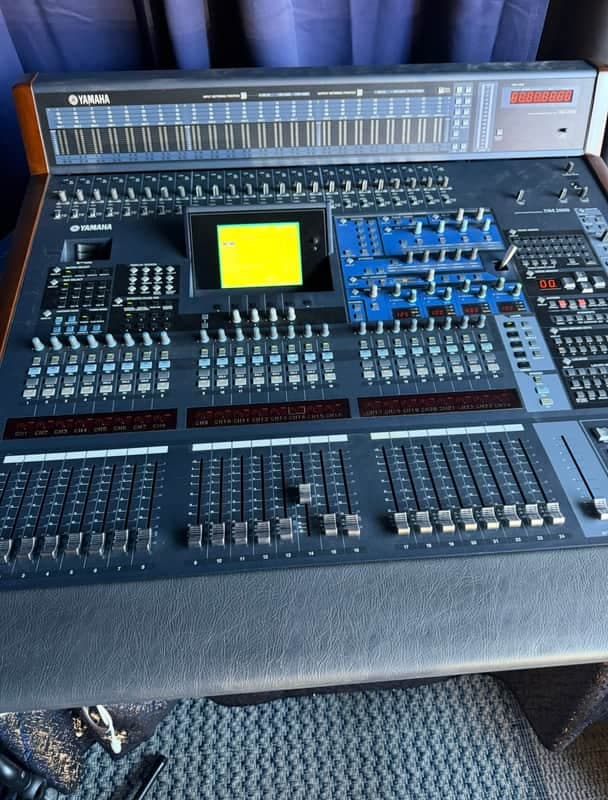 Yamaha DM2000VCM 2013 - Blue