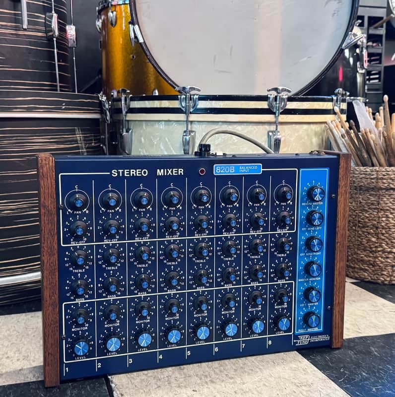 Neptune 820b Eight-Channel Mixer with individual preamps