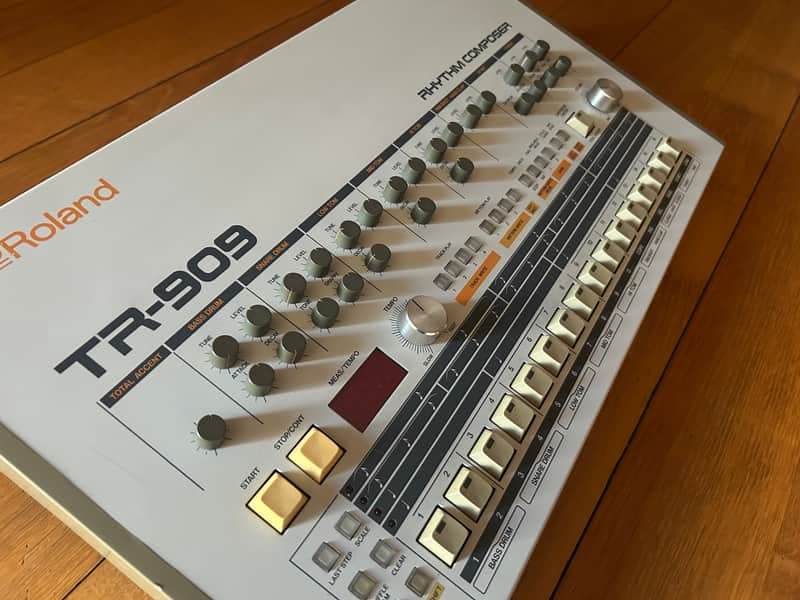 Roland TR-909 Rhythm Composer 1983 - 1985 - White