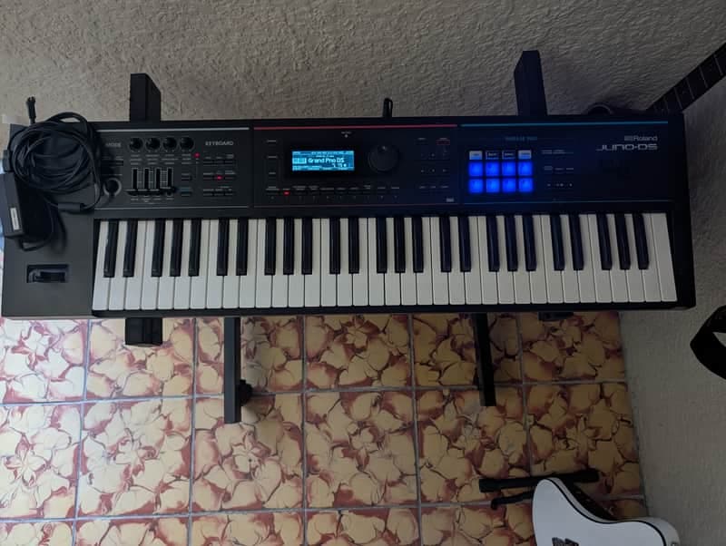 Roland Juno DS61 with Gigbag