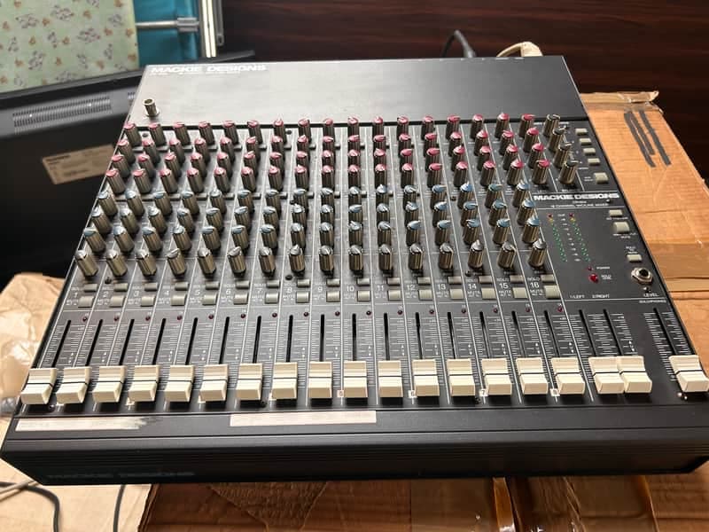Mackie 1604-VLZ Pro 16-Channel Mic / Line Mixer 2000 - 2007 - Black