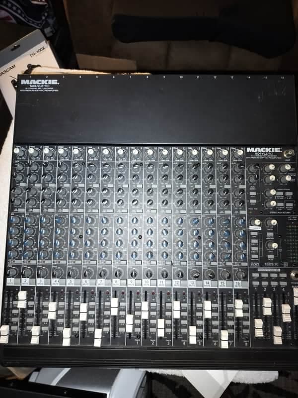 Mackie 1604-VLZ Pro 16-Channel Mic / Line Mixer 2000 - 2007 - Black
