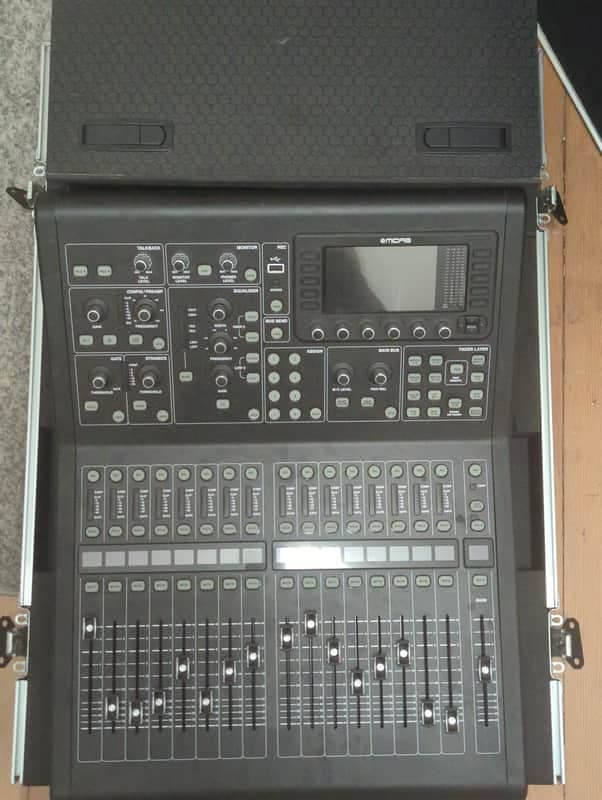 Midas M32R LIVE 40-Channel Digital Mixer with ProX ATA Flight Case (Doghouse)