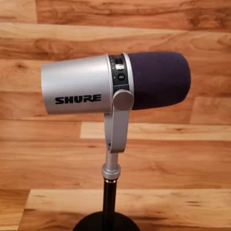 Shure Motiv MV7-S Podcasting, Streaming, Home Recording and Gaming Microphone Silver