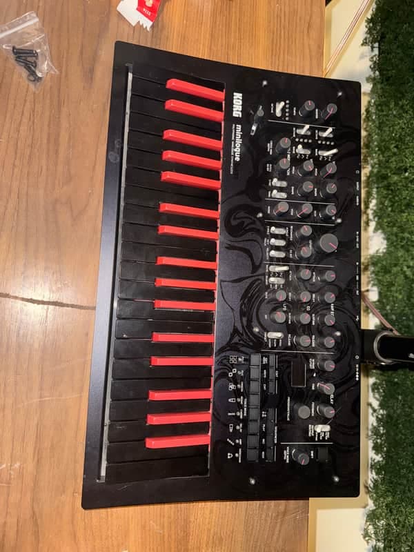 Korg Korg miniloguebass 4-voice Polyphonic Analog Synthesizer